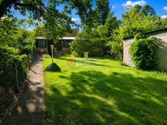 Freistehendes, idyllisch gelegenes, Häuschen in Mühlheim am Main – Haus- und Gartenansicht