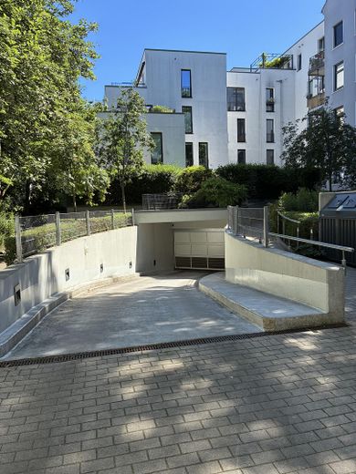 Tranquillo e moderno appartamento di 4 locali ad Amburgo Eimsbüttel, vicino alla stazione della metropolitana U-Christuskirche – Hausrückansicht/Tiefgarage