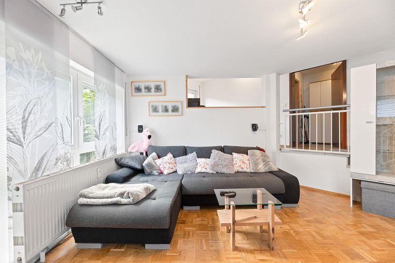Maisonette mit großer Süd-West-Terrasse + Balkon, Solar, 2 Badern & 2 TG-Plätzen – Parknähe – Wohnzimmer