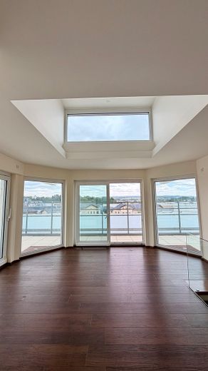Limburg şehir merkezinde lüks penthouse – 196 m², katedral manzarası, whirlpool ve Gaggenau mutfak – Wohnzimmer mit Dachgaubenfenst
