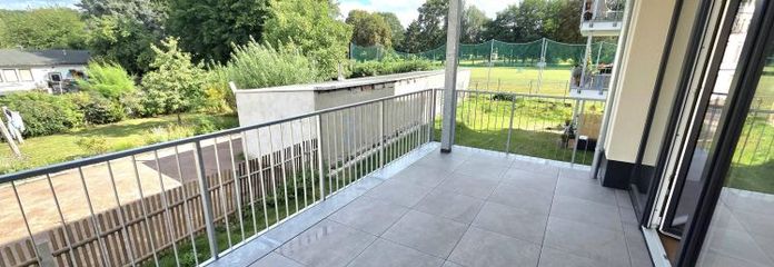 Ampio appartamento di 3 locali con balcone XXL al 1° piano - nuova costruzione, garage sotterraneo, ascensore!