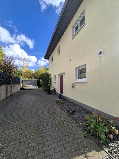 Energieeffizientes Einfamilienhaus (EFH) in Schwerin von privat – EIngangstür / Auffahrt