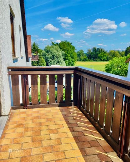 Einfach Mehr: Top gepflegte 2-Zimmer-Wohnung, EBK &amp; TG inklusive. Ruhige Wohnlage in 93333 Neustadt. – Renovierte Balkon