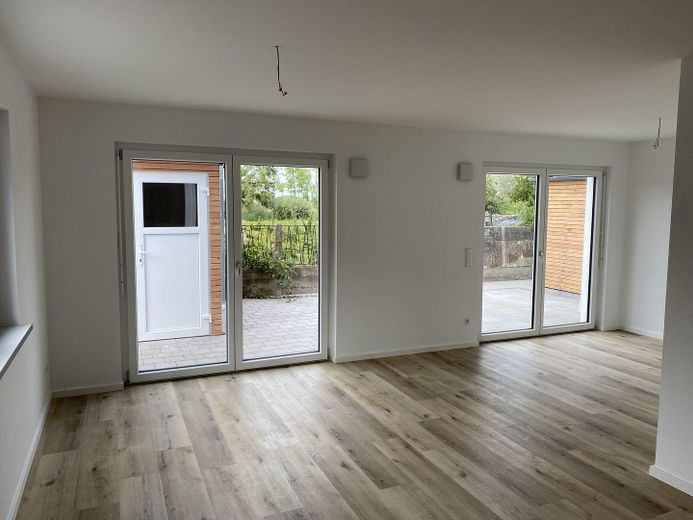 Appartamento di nuova costruzione di 3 locali, ecologico per il clima (71m²) a Kehl-Marlen – vivere vicino alla natura e in modo moderno – prima occupazione – Ess-/Wohnbereich