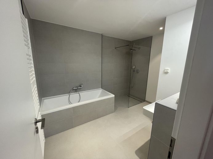 Exkl. 3-room apartment Eden Tower, gym, roof-top terrace, skyline panorama, v. privat – Foto 3