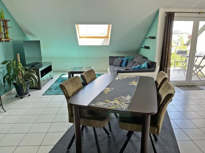 Bellissimo e luminoso appartamento mansardato di 2 locali con balcone e posto auto in posizione privilegiata a Schwalbach – Wohn-Essbereich mit Balkon