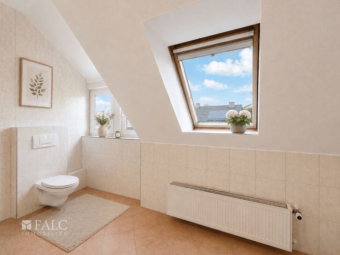 Commission-free. Well-equipped semi-detached house in a prime location! – Badezimmer Dachgeschoss