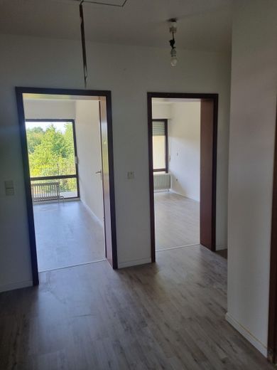 Provisionsfreies Einfamilienhaus in wunderschöner Lage – Flurblick in die Zimmer 1+2