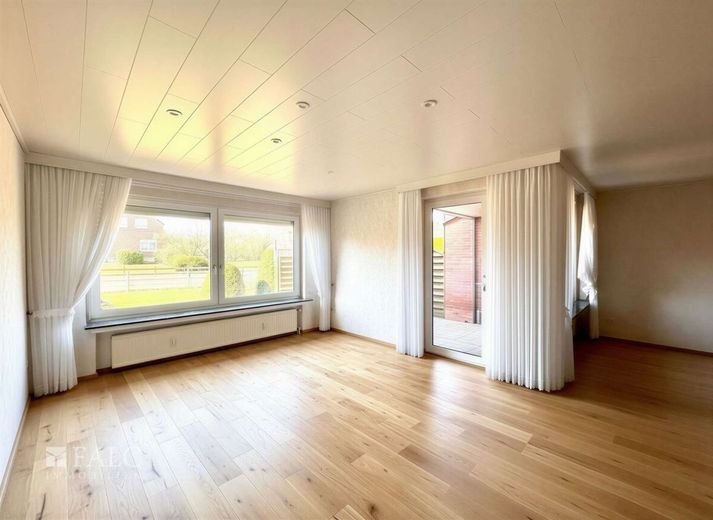 Willkommen Zuhause - top gepflegtes Reihenhaus in gefragter Lage von Stade – Wohn- und Esszimmer EG - (KI generiert)