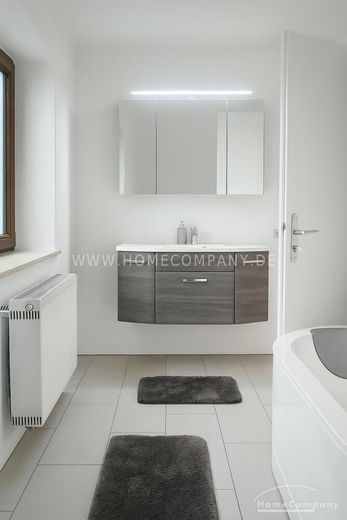Voll möblierte Wohnung mit 5 Schlafzimmern, Balkon und Parkplatz in Höhenkirchen-Siegertsbrunn – ideal für WGs oder Familie – 40a44c18621afd0a92ef18ec8f123dc12c63342d.jpg