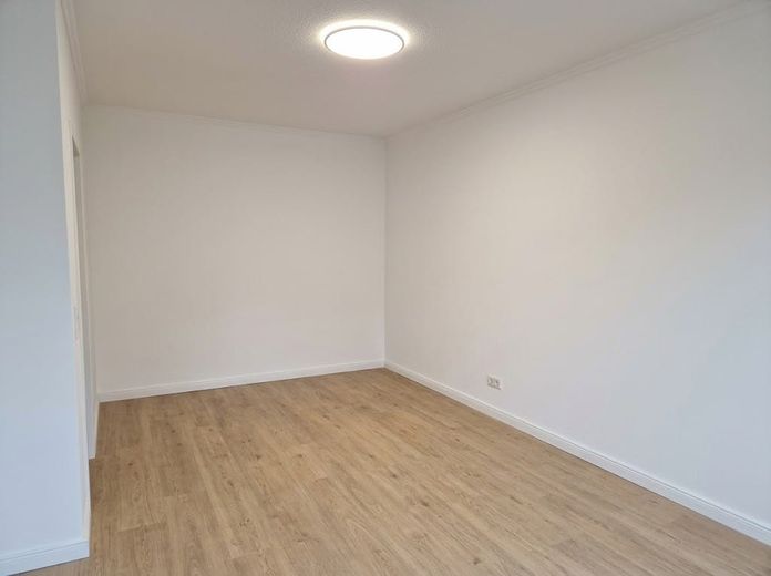 2-Zim.-Wohnung mit Wintergarten, Terrasse & neuer Einbauküche (Erstbezug nach Teilsanierung) – Schlafzimmer m. Ankleide links