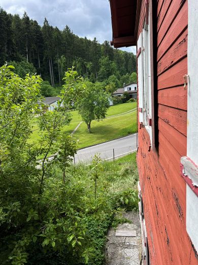 Holzfassade und -läden