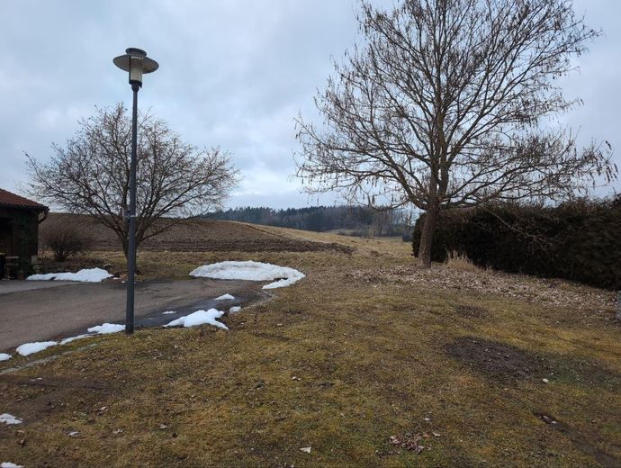 Erschlossenes Baugrundstück mit Einzelgarage in Ortsrandlage – Ausblick