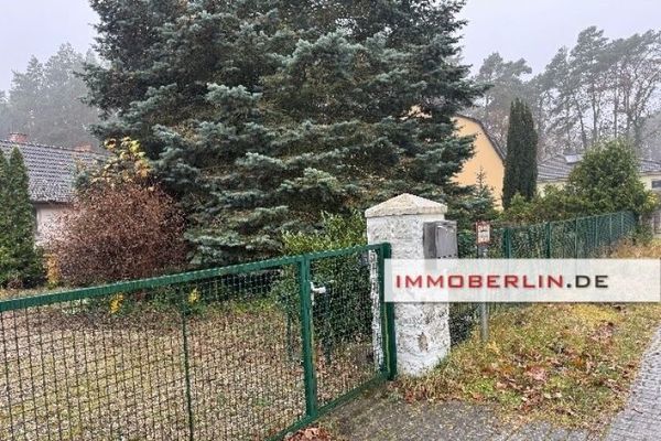 IMMOBERLIN.DE - Angenehmes Baugrundstück mit Bungalow in Südausrichtung & Harmonielage