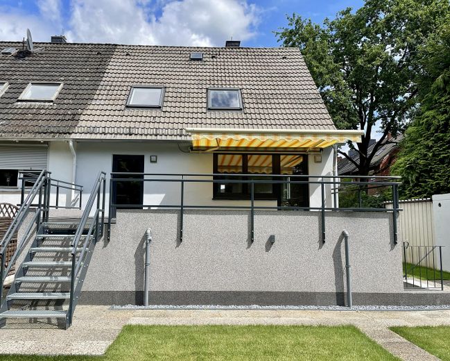 Erstbezug nach Kernsanierung – Reihenendhaus mit großem Garten und Garage in Bremen-Alt-Osterholz – Gartenansicht Markiese