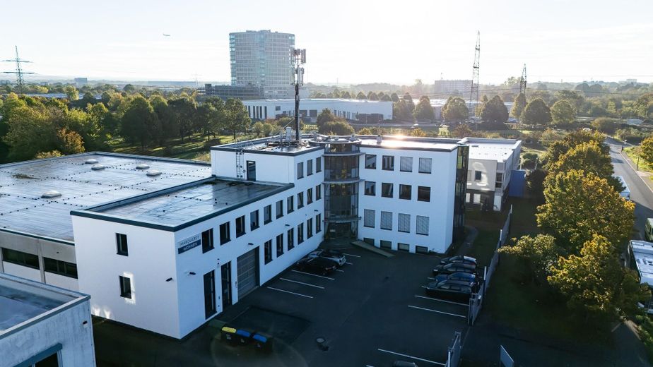 Showroom oder Praxis/Büro mit 175qm in bester Ausstattung kurzfristig beziehbar! – Gebäude Gremberghoven