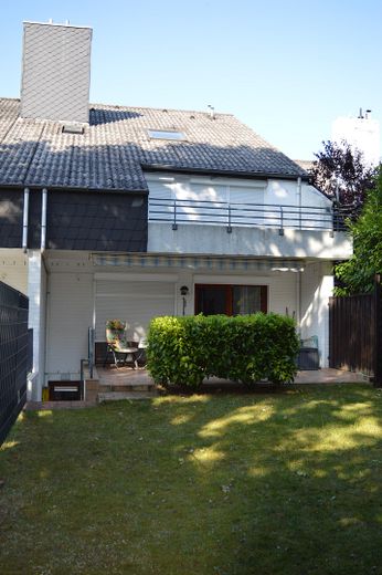 "Attraktives Reihenhaus" in "Weser"-Nähe, ruhige Lage, im schönen "Bremer Norden" – Rückansicht RH aus Garten
