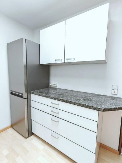 bezugsfreie und helle 3-Zi. Penthouse Wohnung in Schelmenholz – Leicht Einbauküche