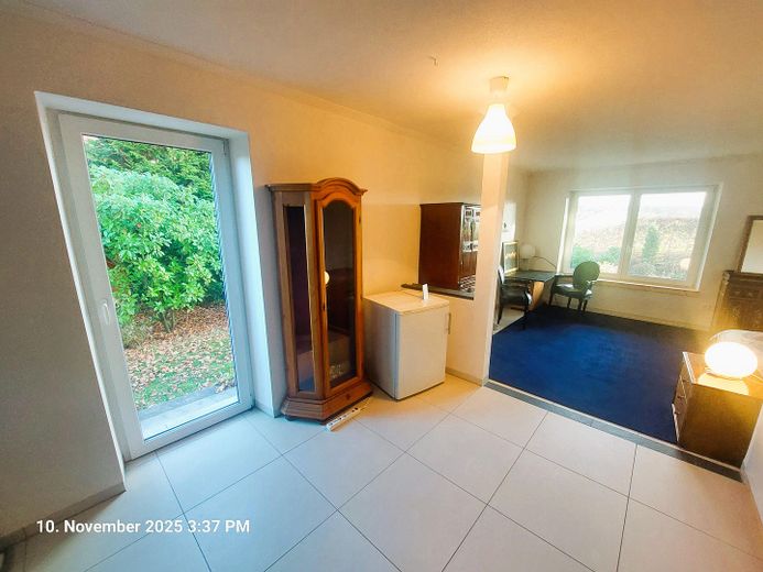 Wohnküche mit Türe in Garten