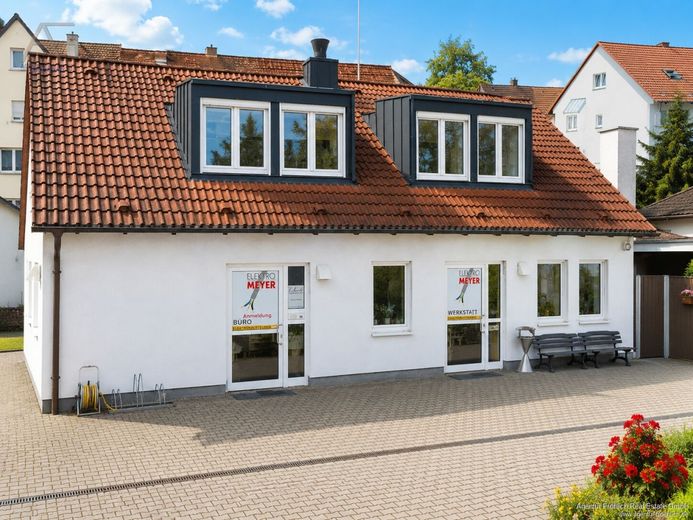 Dachgeschosswohnung für Firmen &amp; Berufspendler als Haupt- oder Zweitwohnsitz. Auch als Büro nutzbar – Front