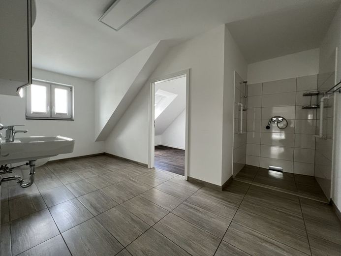 140 m² Wohnkomfort: Stilvolles Penthouse mit Aufzug und zwei Sonnenterrassen – Badezimmer