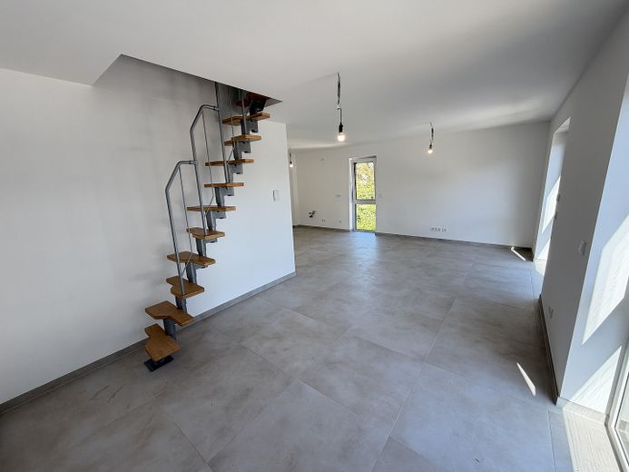 Première occupation d’une construction neuve exclusive – Élégant appartement-maisonnette de 3 pièces – Wohnzimmer Treppe Dachzimmer