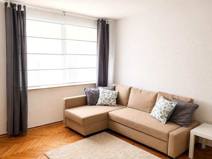 Provisionsfrei: Möblierte 1-Zimmer-Wohnung in zentraler Würzburger Innenstadtlage – Wohnbereich mit Sofa