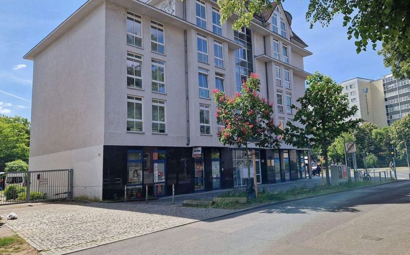 Frisch renoviert: Großzügige 140 m² Etagenwohnung mit Süd-Balkon, Parkett, Duschbad & TG-Stellplatz – Außenansicht
