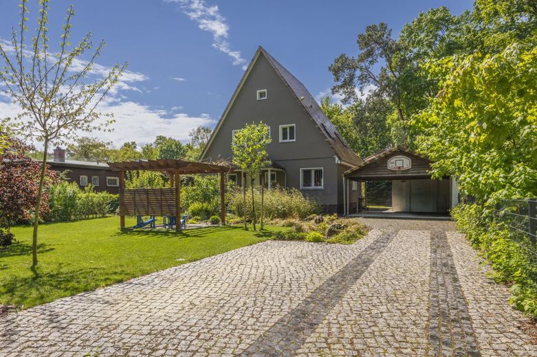 Grüne Oase südlich von Berlin - großes EFH in Mahlow mit 1.192 m² und Energieklasse A – Blick über Einfahrt