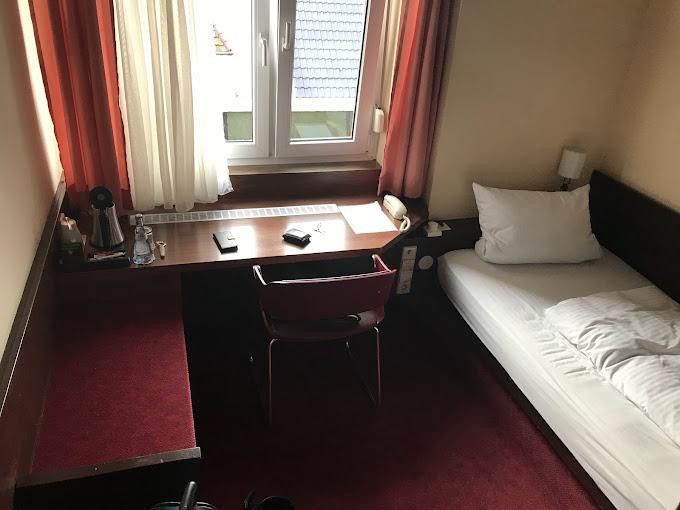 Complejo hotelero, 35 habitaciones individuales y 10 dobles con 50 plazas de aparcamiento, alquilado a largo plazo a trabajadores desplazados/estudiantes – Foto 3