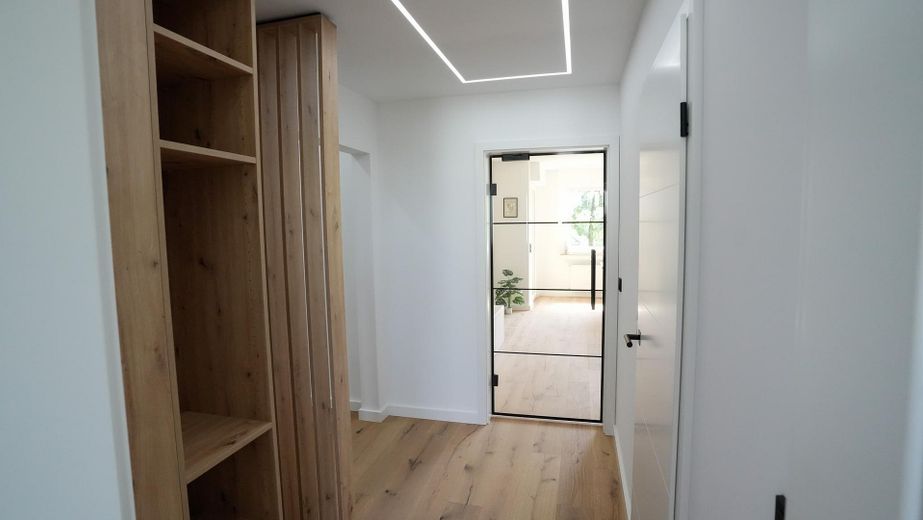 Morderne, sanierte 3 Zimmer Wohnung zum Erstbezug und Provisionsfrei – Flur
