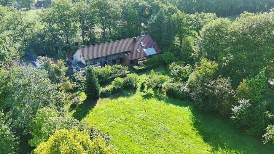 Maison individuelle avec logement indépendant, prairie en pleine nature à Friedeburg – Gesamtansicht Luftbild 2