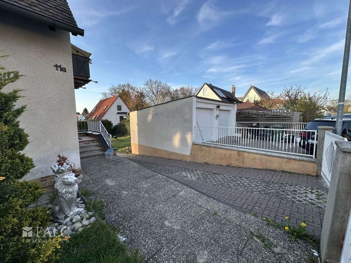 Dreifamilienhaus mit großem Grundstück in Stein bei Nürnberg – Doppelgarage
