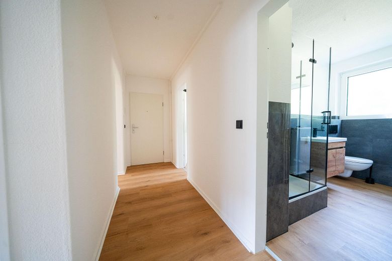 Frisch renovierte 3-Zimmer-Eigentumswohnung mit Balkon – Flur