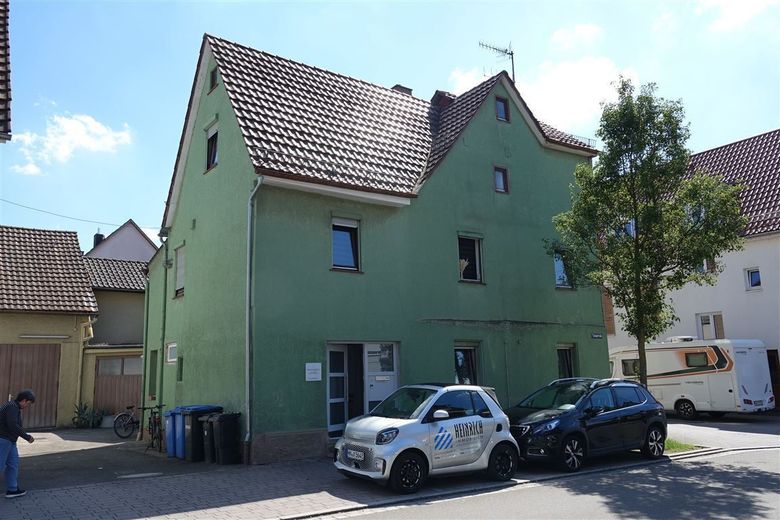 LAUFFEN a.N.: TEILSANIERTES REH m. ELW IN ORTSKERNLAGE! – Strassenansicht