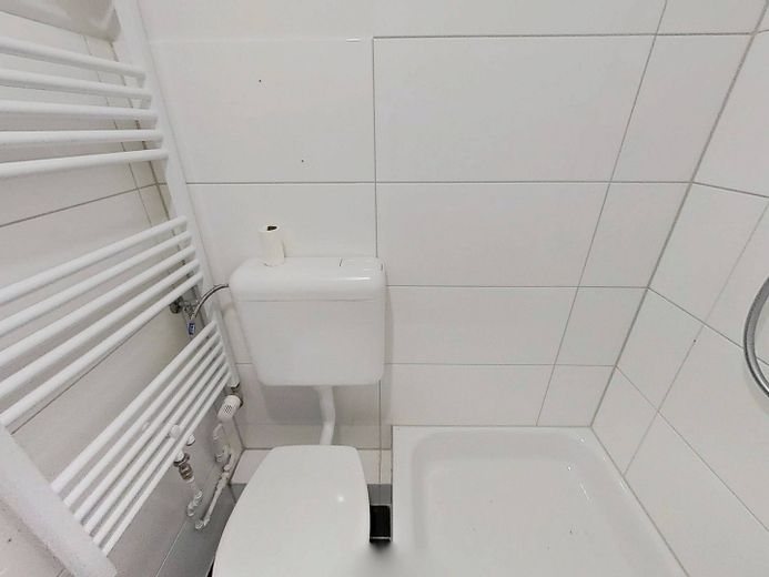 Ein warmes Zuhause beginnt mit einer kühlen Ersparnis: Moderne 1-Zimmer-Wohnung mit EBK und großem BALKON – Ansicht II: Bad