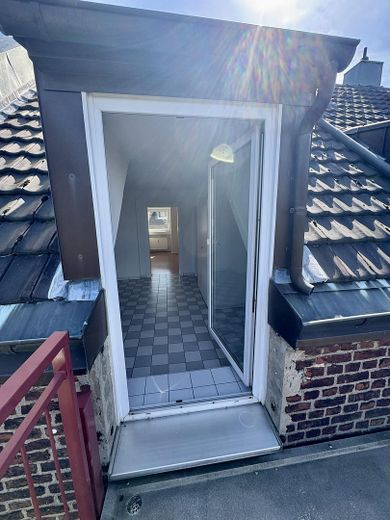 Yeni baştan tamamen yenilenmiş, oturma mutfaklı, yeni ankastre mutfaklı ve güneşlenme teraslı 3 odalı çatı katı dairesi Eller’de – Zugang von der Dachterrasse