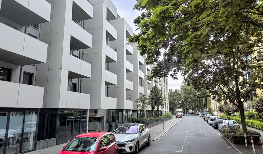 Moderne 2-Zimmer-Neubauwohnung mit hochwertiger EBK - Stilvoll wohnen in bester und ruhiger Lage – Außenansicht mit TG-Einfahrt