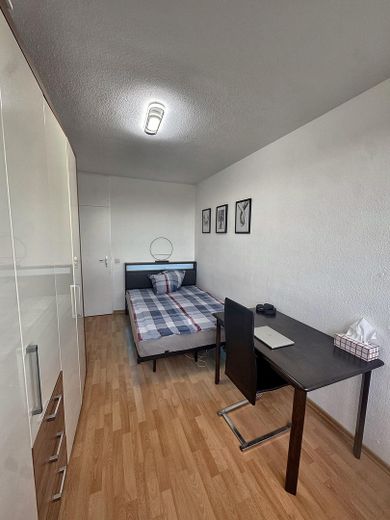 Yeni yenilenmiş 3 odalı kat mülkiyetli daire, 75 m², 7. kat, balkonlu, tamamen mobilyalı, 145.950 € – Schlafzimmer klein