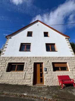 Dachgeschosswohnung mit Balkon und neu saniertem Badezimmer – Frontansicht von der Straße