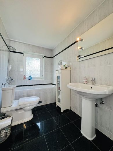 Atriumbungalow – Badezimmer 