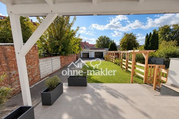 Entrate e sentitevi a casa: villetta a schiera modernizzata con finiture di pregio, giardino, terrazza e 2 garage