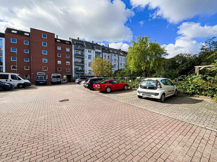 Wilhelmplatz ve Schreventeich yakınında, komisyonsuz, yeni yenilenmiş zemin kat dairesi ve park yeri – Hofansicht und Stellplatz