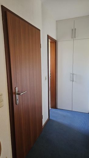 Доглянутий крайній рядовий будинок у чудовому місці Баунаталя — без комісії – Flur EG mit Einbau Schuschrank