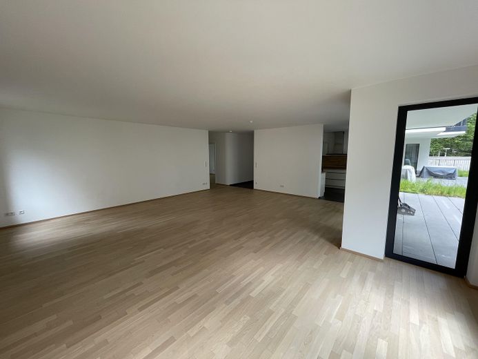 Schöne und großzügige 3-Zimmer Wohnung im Neubau mit TG, Süd Balkon – Wohnzimmer 