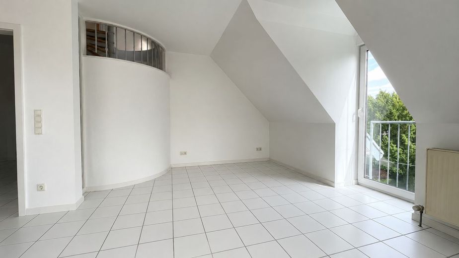 Charmante 2-Zi.-Maisonette-Wohnung mit Balkon und Stellplatz in bester Lage von Wiesbaden-Bierstadt – Wohn-Essbereich