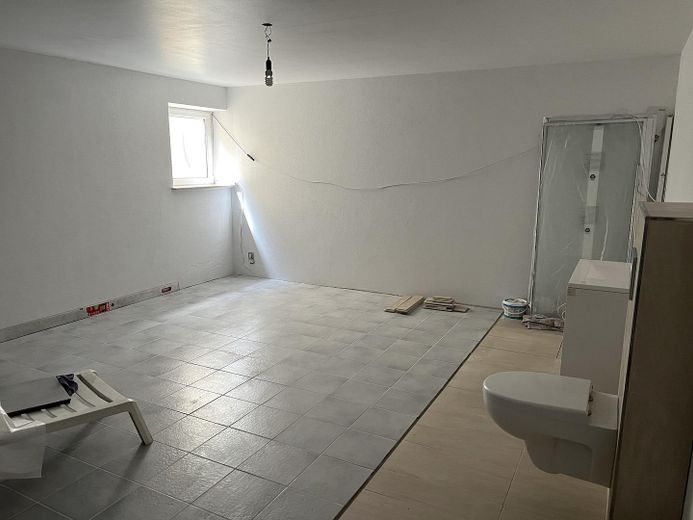 Spacious Modern Semi-Detached House with Potential – UG Wohnraum mit neuem Bad