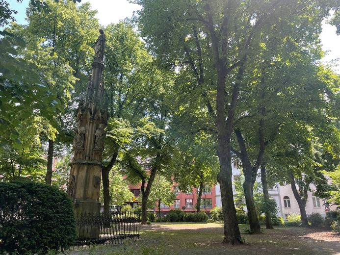 Kapitalanlage mit Top Rendite, zentrale 2-Zimmer-DG-Wohnung, Köln Innenstadt / Neustadt Nord – Grünanlage
