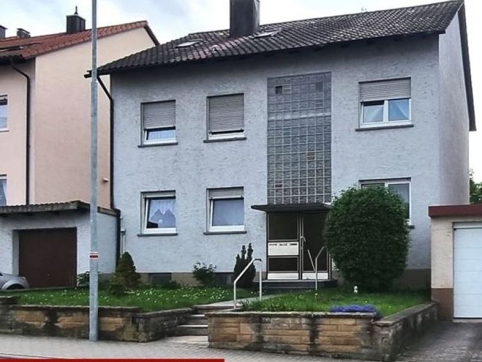 Attraktive Kapitalanlage in zentraler Lage – vermietetes 3-Familienhaus mit sofortigen Mieteinnahmen – Foto 1
