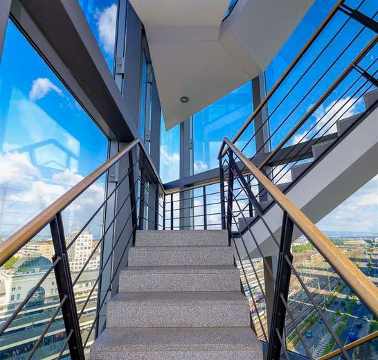 ATIK: Exklusivität mit atemberaubendem Panorama - Repräsentative Büroflächen im Victoria-Turm – frei auskragende verglaste Treppenhäuser